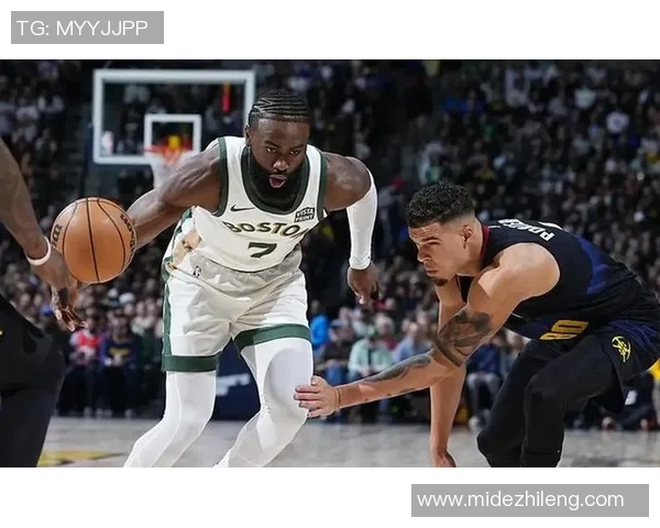 掘金与凯尔特人激战正酣NBA赛场精彩瞬间回顾与分析